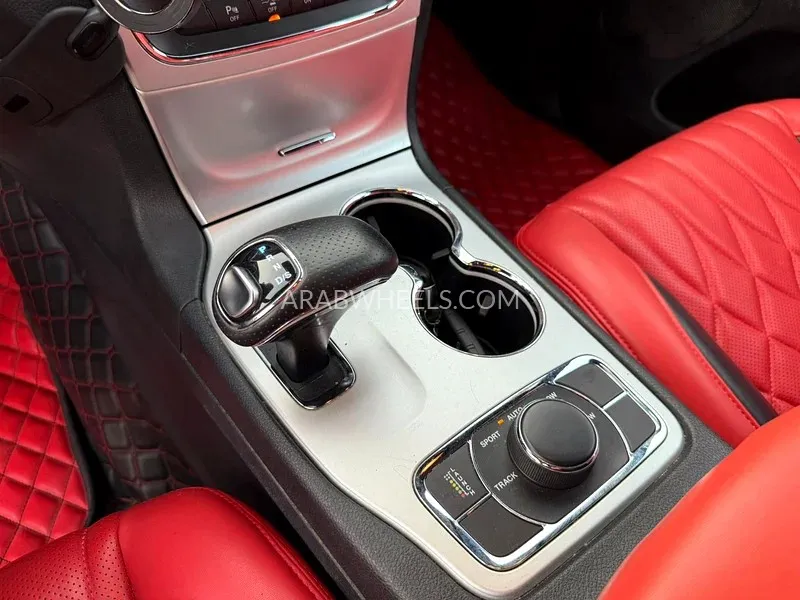 Jeep Grand Cherokee 2015 for Sale in Sharjah Image-17