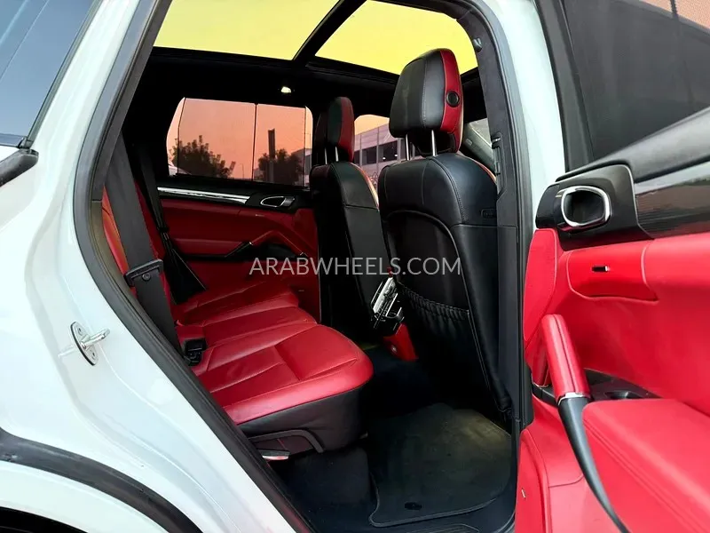 Porsche Cayenne 2014 for Sale in Sharjah Image-12
