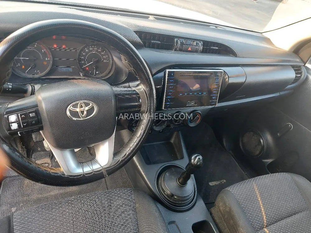Toyota Hilux 2017 for Sale in Sharjah Image-7