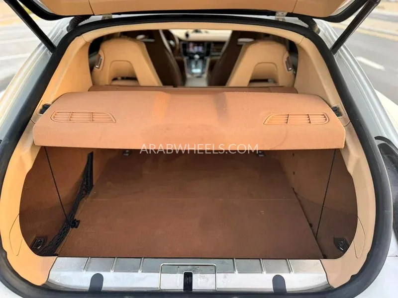 Porsche Panamera 2010 for Sale in Sharjah Image-12