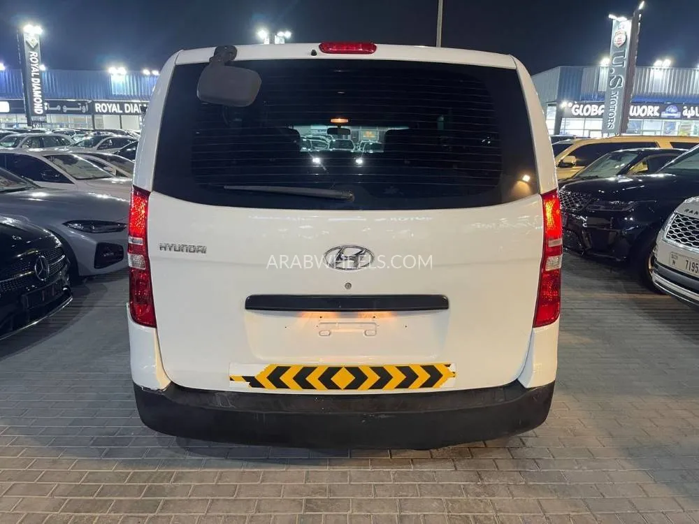 Hyundai H-1 Starex 2014 for Sale in Ajman Image-6