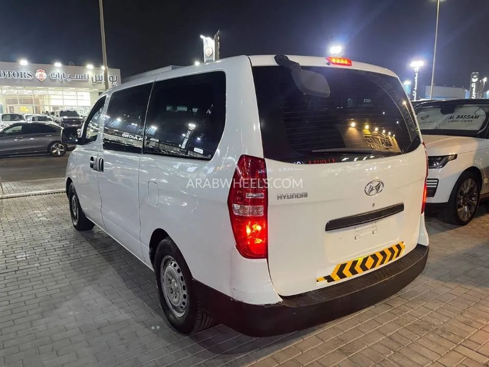 Hyundai H-1 Starex 2014 for Sale in Ajman Image-7