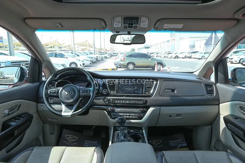 Kia Carnival 2017 for Sale in Sharjah Image-9