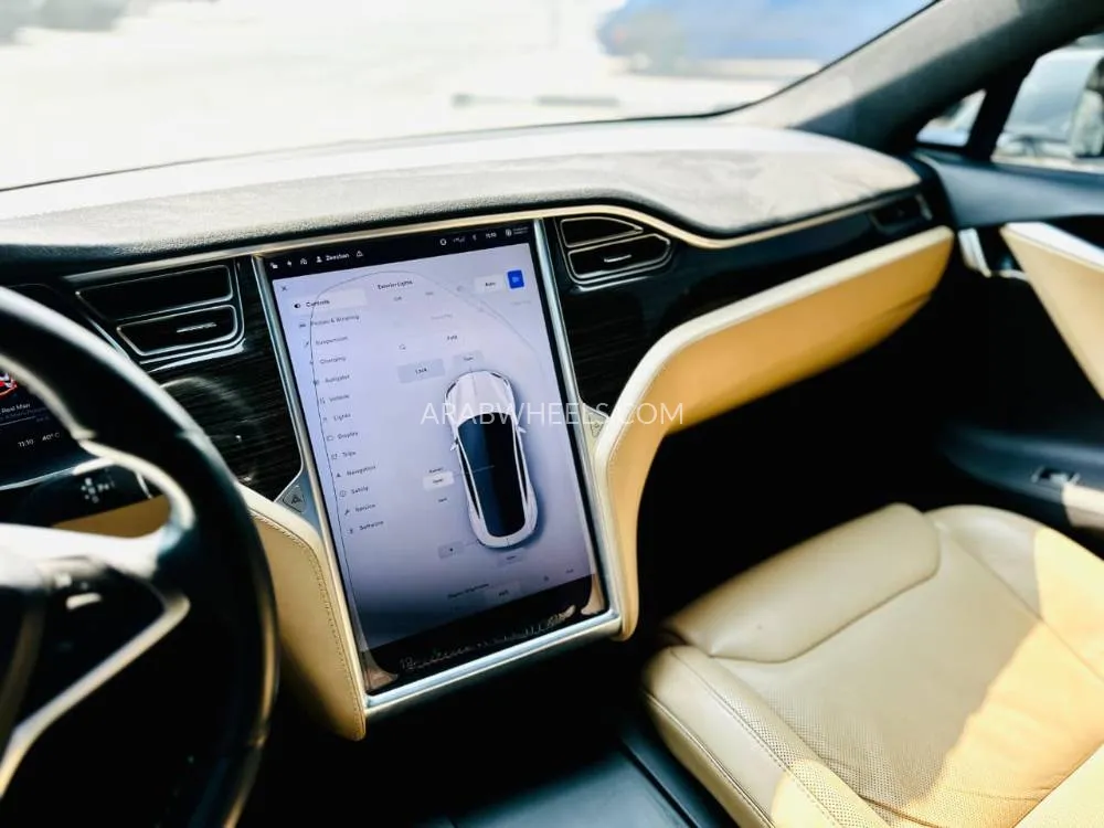 تسلا S موديل 2017 for Sale in الشارقة Image-14