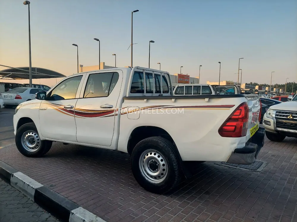 Toyota Hilux 2018 for Sale in Sharjah Image-3