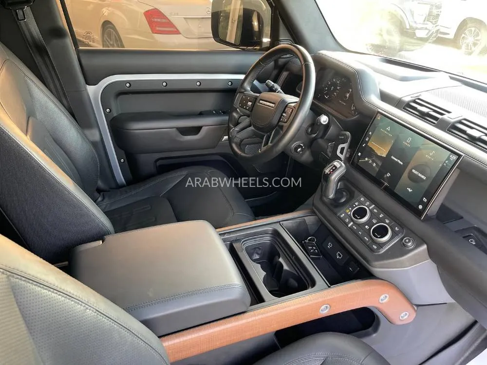 Land Rover Defender 2022 for Sale in Sharjah Image-8