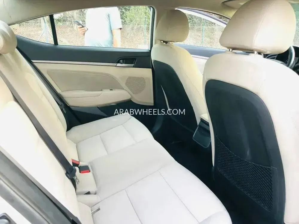 Hyundai Elantra 2017 for Sale in Sharjah Image-11
