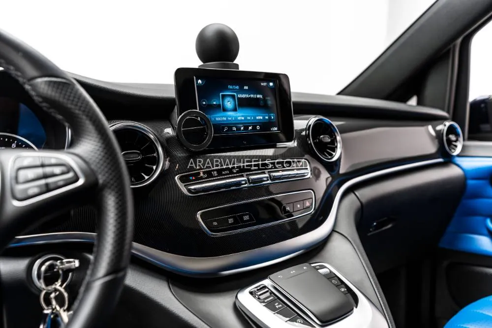 Mercedes Benz V Class 2022 for Sale in Dubai Image-17