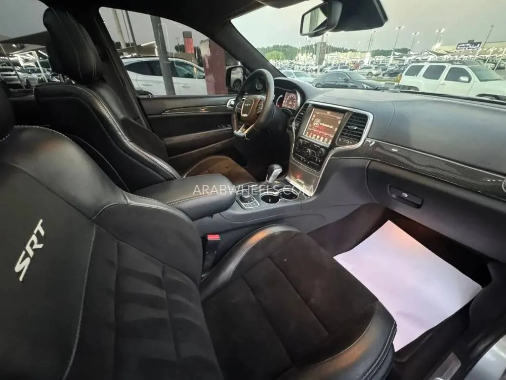 Jeep Grand Cherokee 2016 for Sale in Sharjah Image-4