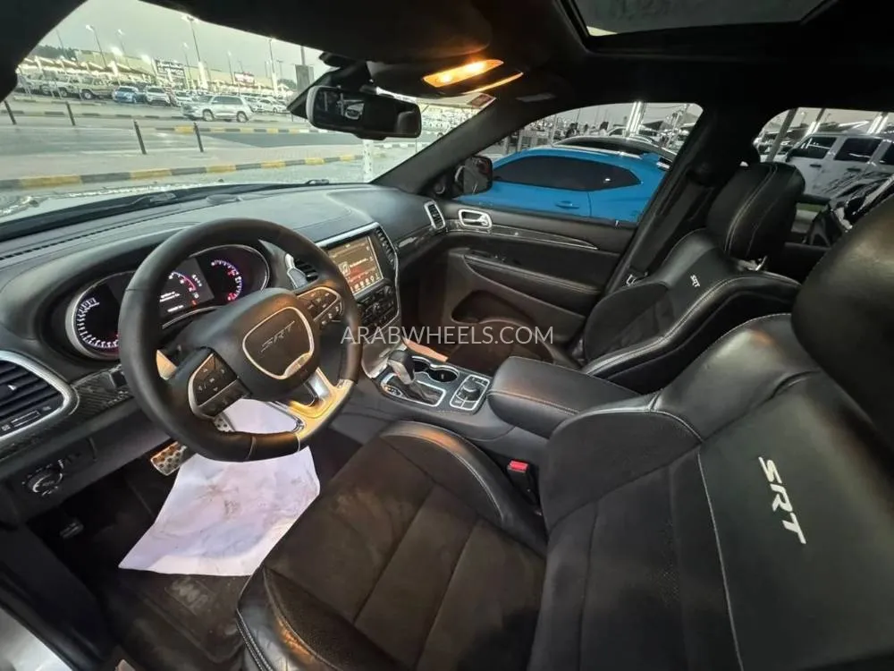 Jeep Grand Cherokee 2016 for Sale in Sharjah Image-9