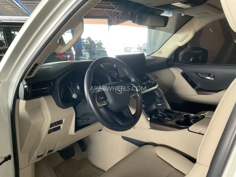 Toyota Land Cruiser 2023 for Sale in Sharjah Image-9