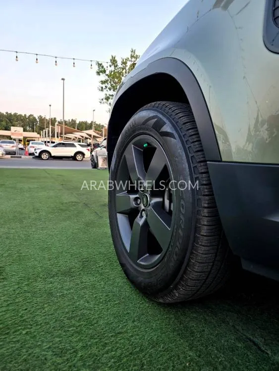 Land Rover Defender 2024 for Sale in Sharjah Image-9