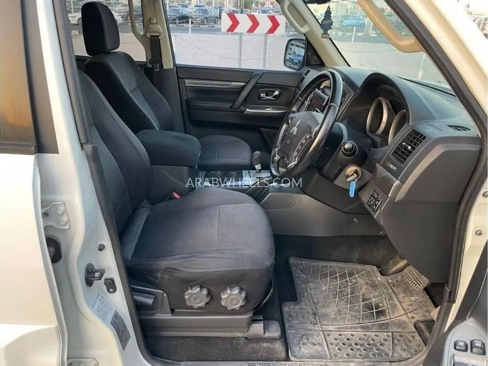 ميتسوبيشي باجيرو 2017 for Sale in دبي Image-12