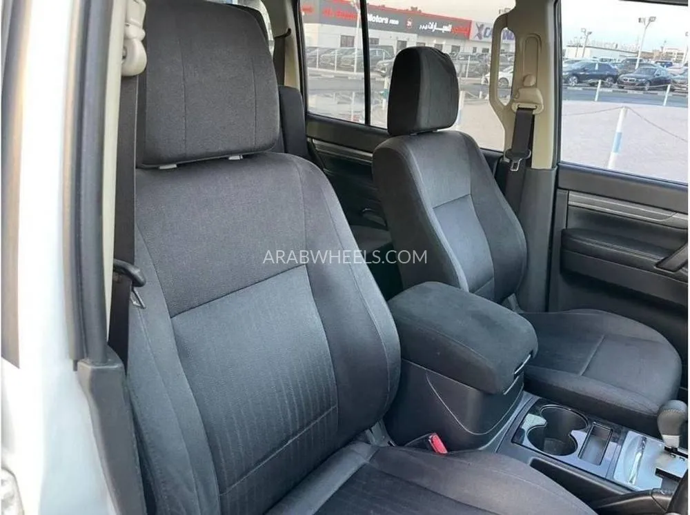 ميتسوبيشي باجيرو 2017 for Sale in دبي Image-16