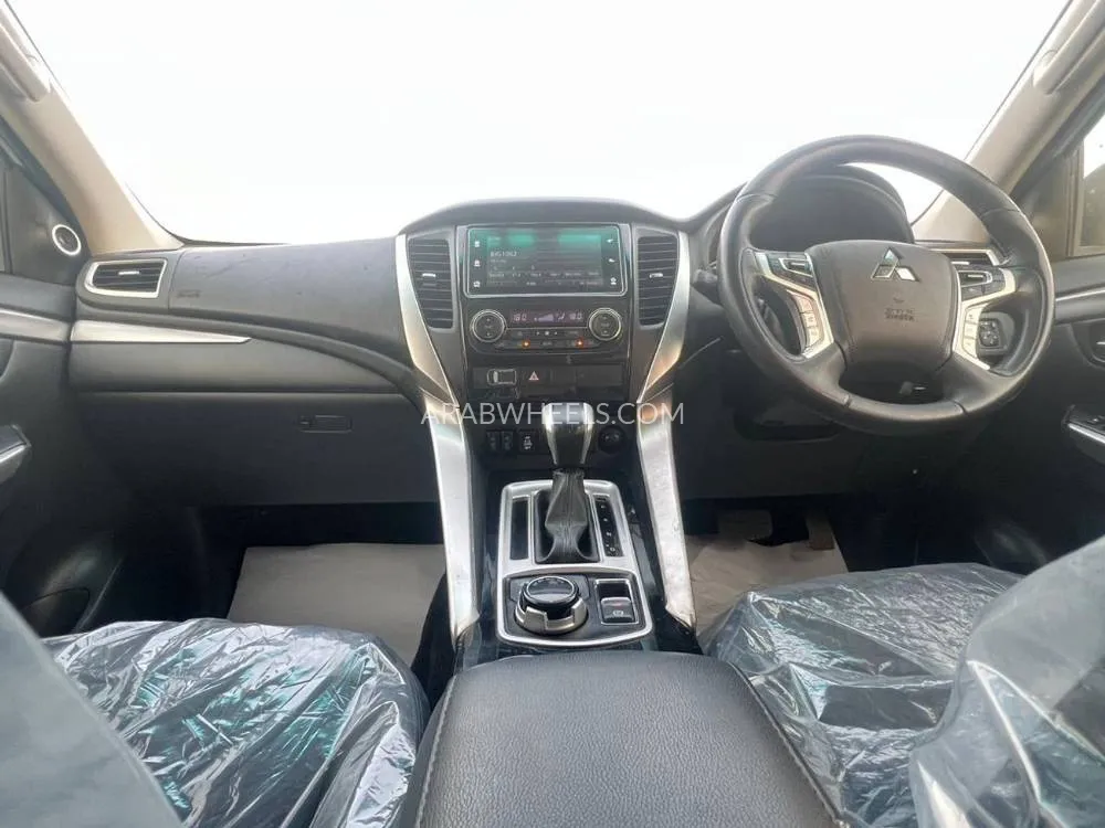 ميتسوبيشي باجيرو 2018 for Sale in دبي Image-11