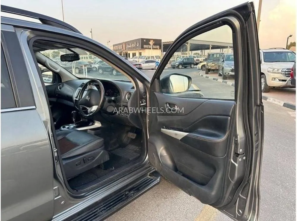 Nissan Navara 2019 for Sale in Dubai Image-11