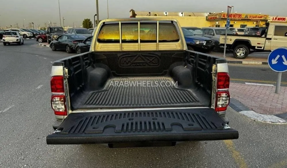 Toyota Hilux 2014 for Sale in Dubai Image-10