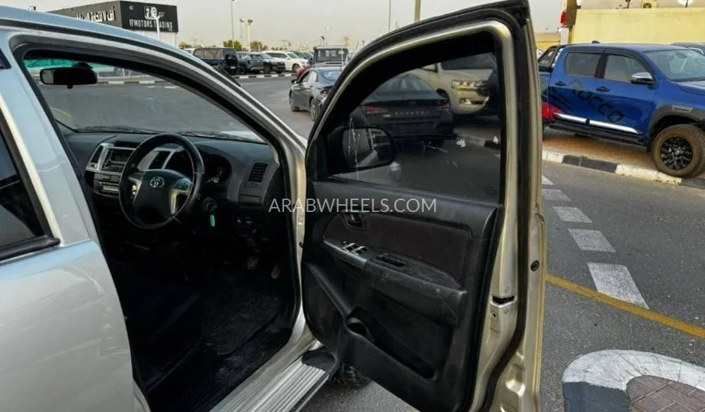 Toyota Hilux 2014 for Sale in Dubai Image-12