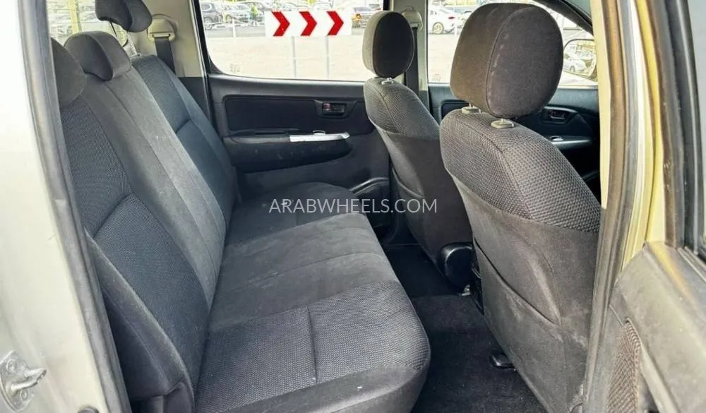 Toyota Hilux 2014 for Sale in Dubai Image-17
