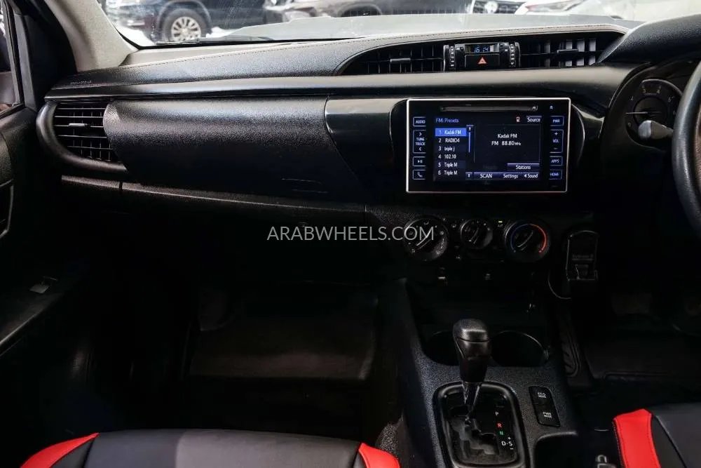 Toyota Hilux 2018 for Sale in Dubai Image-28
