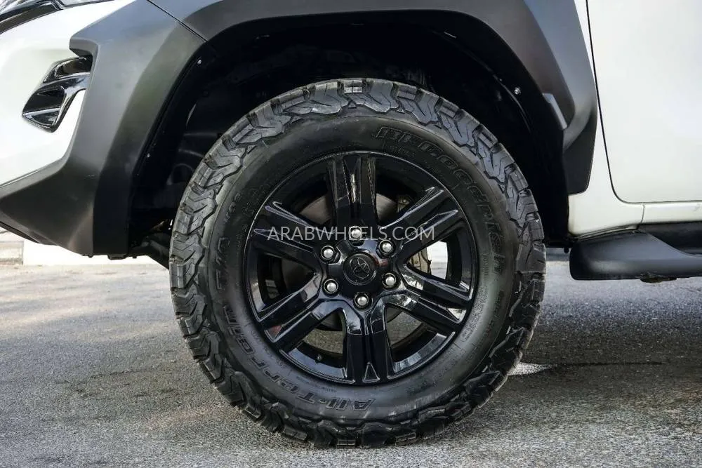 Toyota Hilux 2023 for Sale in Dubai Image-9