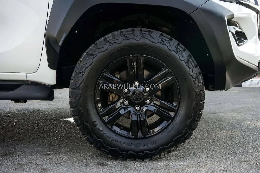 Toyota Hilux 2023 for Sale in Dubai Image-10