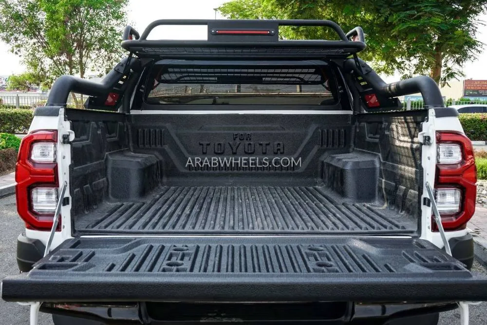 Toyota Hilux 2023 for Sale in Dubai Image-11