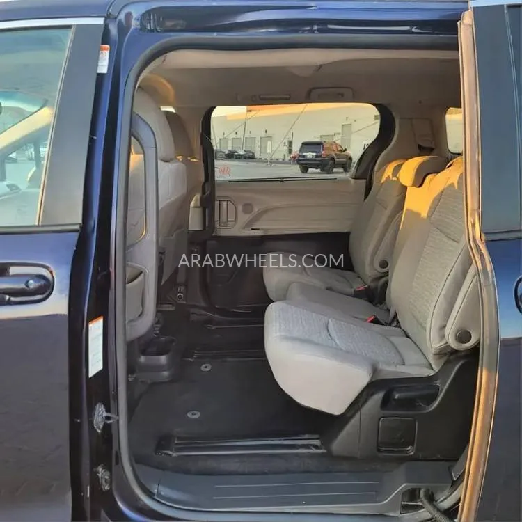 تويوتا سيينا 2022 for Sale in الشارقة Image-6
