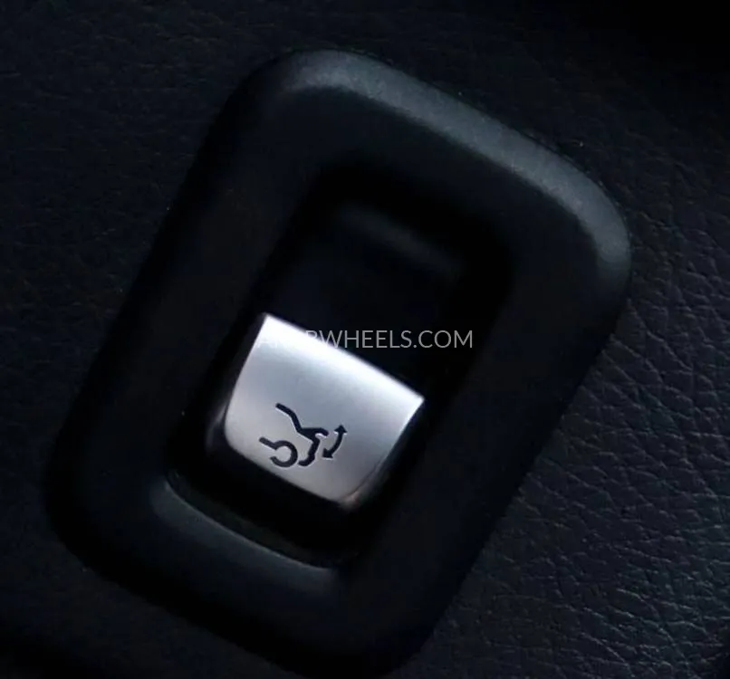 Mercedes Benz GLC Class 2018 for Sale in Sharjah Image-18