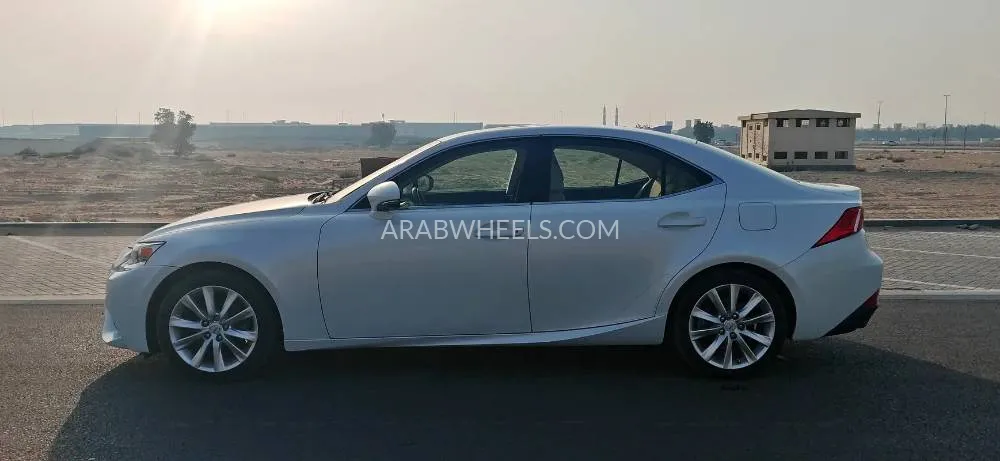Lexus IS 2015 for Sale in Sharjah Image-3