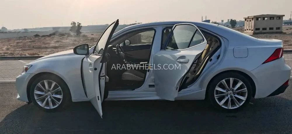 Lexus IS 2015 for Sale in Sharjah Image-12