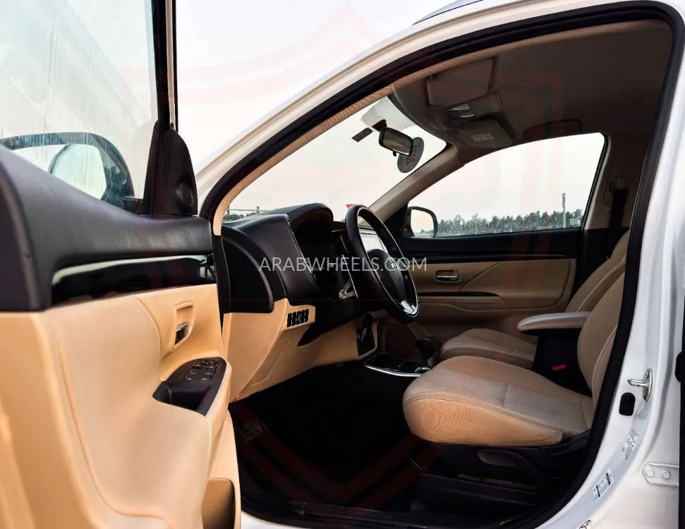 Mitsubishi Outlander 2023 for Sale in Sharjah Image-8