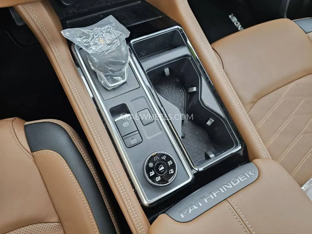 Nissan Pathfinder 2023 for Sale in Dubai Image-13