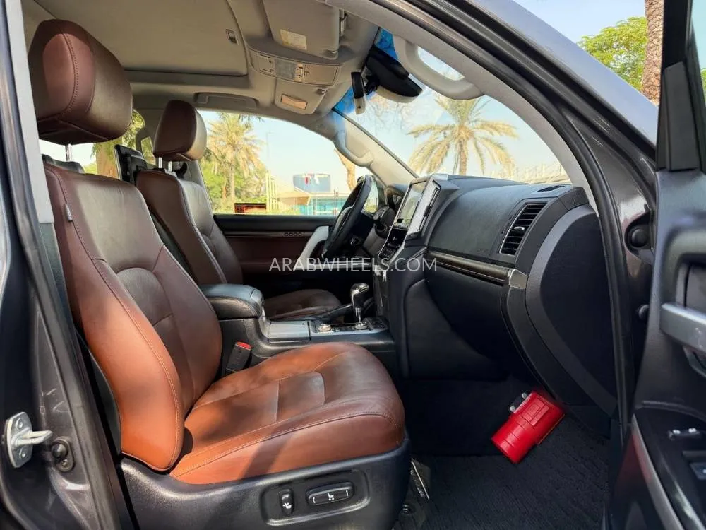 Toyota Land Cruiser 2018 for Sale in Dubai Image-9