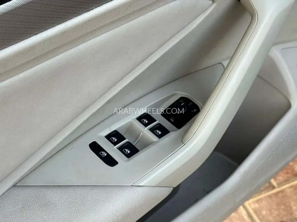 Volkswagen Jetta 2019 for Sale in Sharjah Image-19