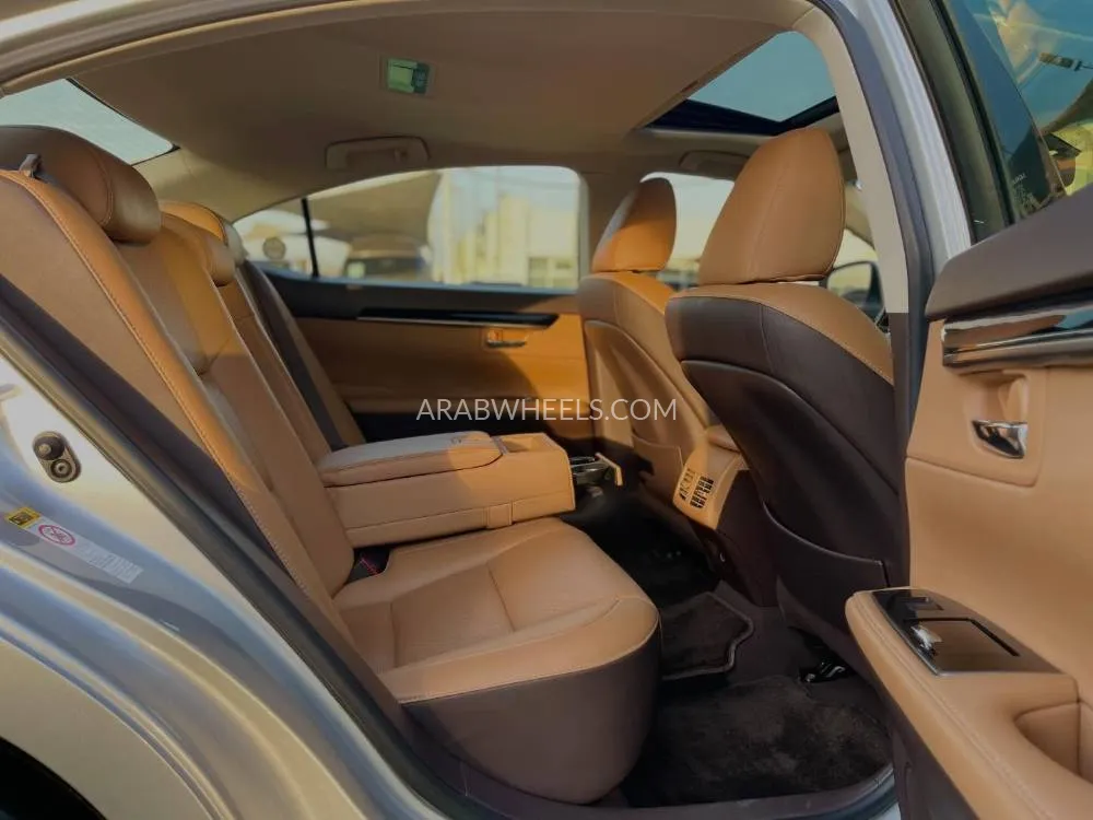 Lexus ES 2018 for Sale in Sharjah Image-10