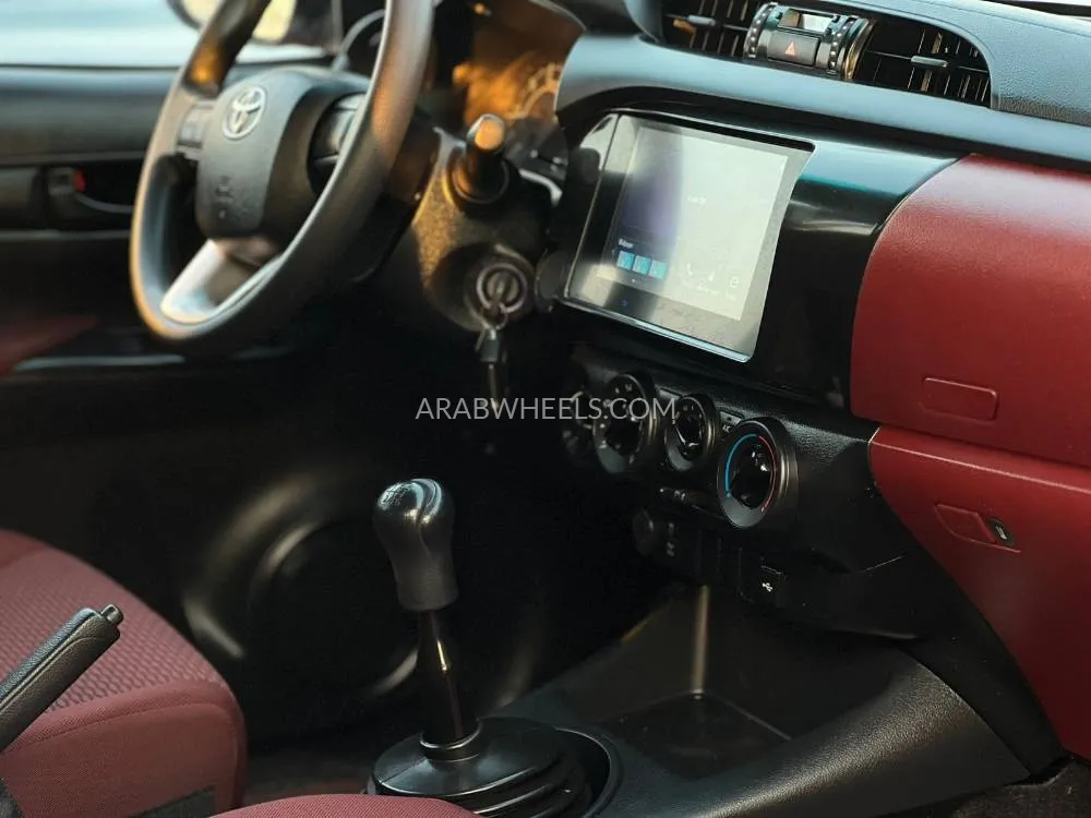 تويوتا هايلوكس 2024 for Sale in الشارقة Image-16