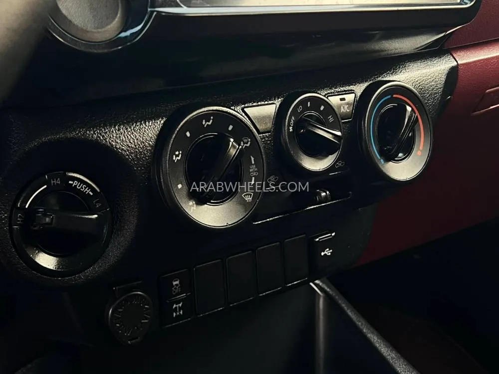 تويوتا هايلوكس 2024 for Sale in الشارقة Image-19