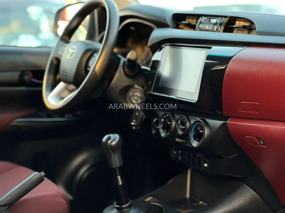 تويوتا هايلوكس 2024 for Sale in الشارقة Image-16