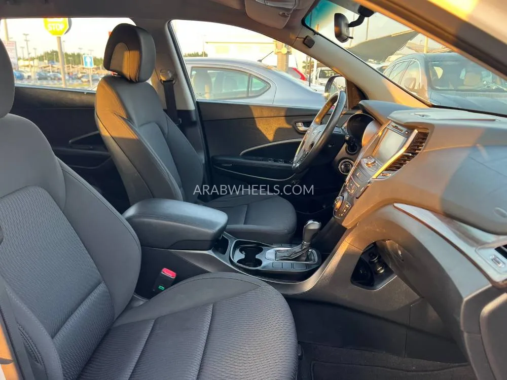 Hyundai Grand Santa Fe 2016 for Sale in Sharjah Image-13