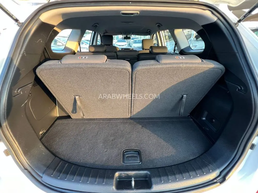 Hyundai Grand Santa Fe 2016 for Sale in Sharjah Image-16