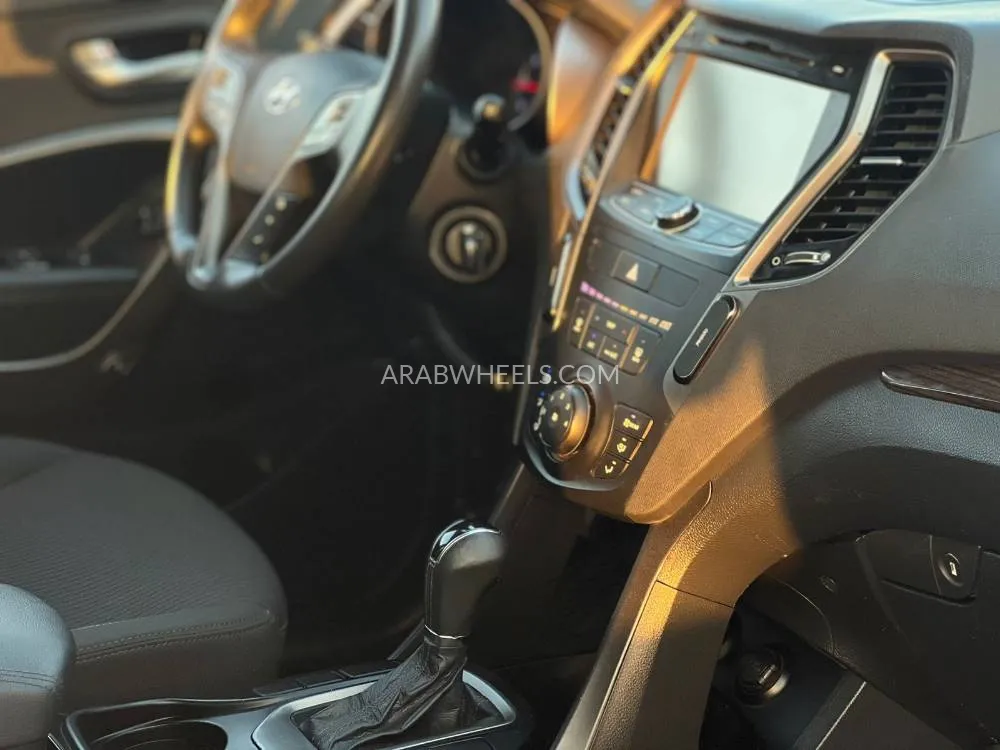 Hyundai Grand Santa Fe 2016 for Sale in Sharjah Image-9