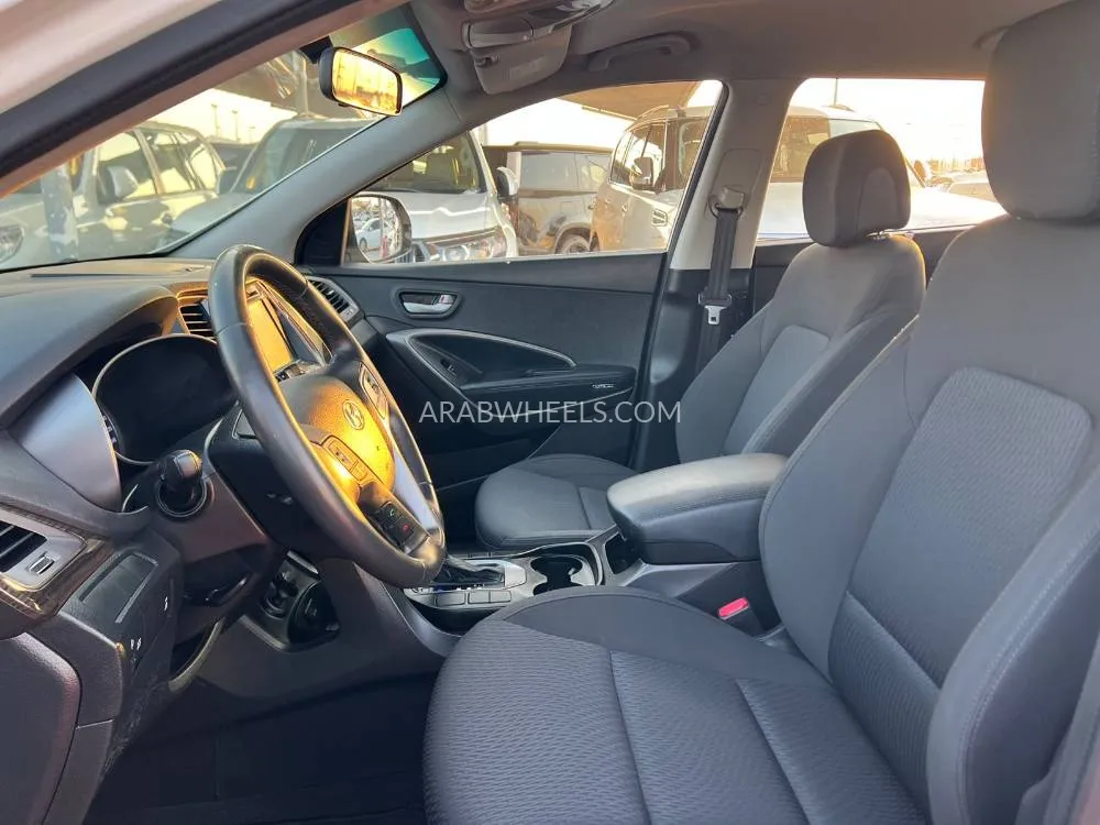 Hyundai Grand Santa Fe 2016 for Sale in Sharjah Image-11