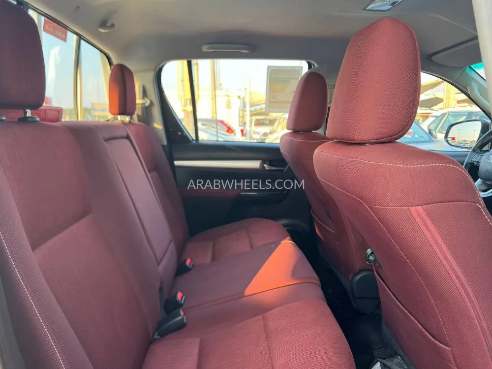 تويوتا هايلوكس 2024 for Sale in الشارقة Image-14