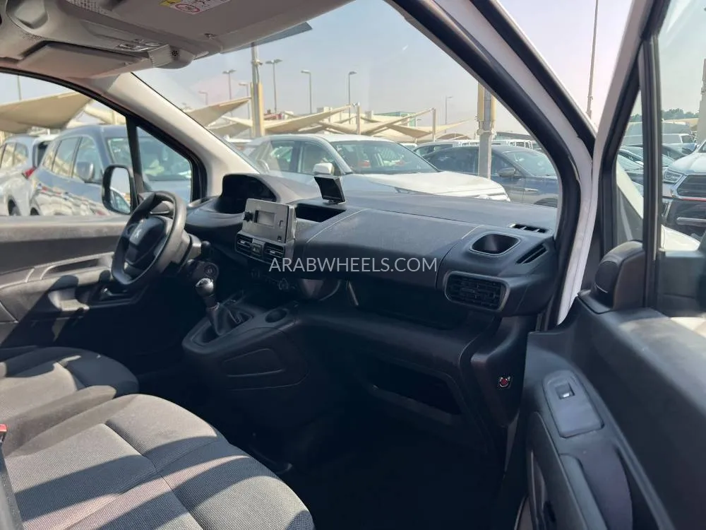 Peugeot Partner 2022 for Sale in Sharjah Image-12