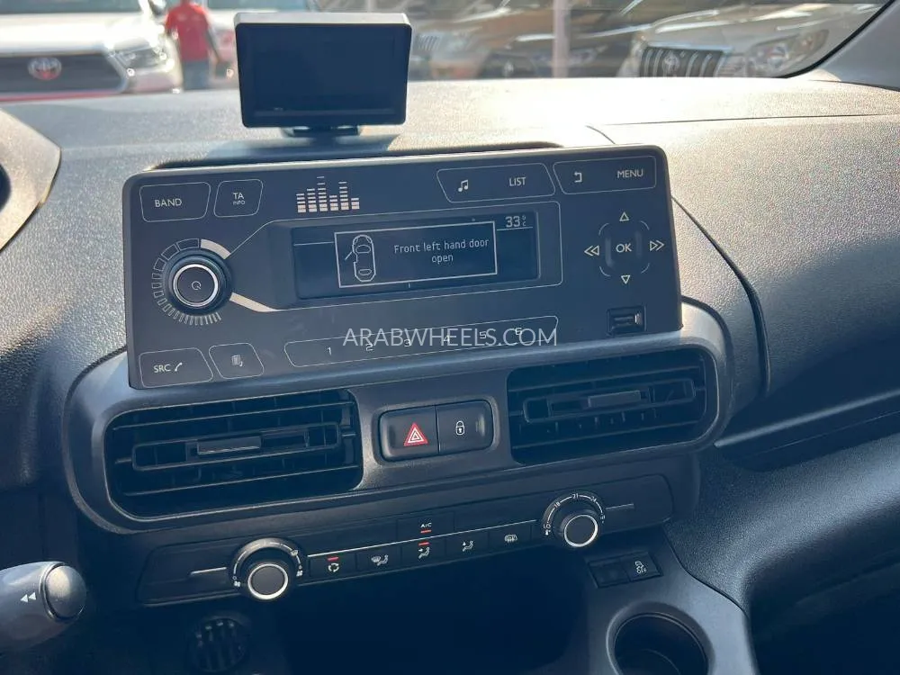 Peugeot Partner 2022 for Sale in Sharjah Image-18