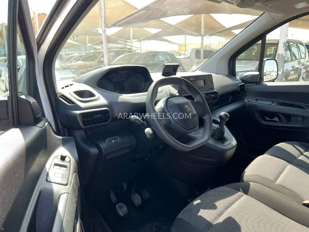 Peugeot Partner 2022 for Sale in Sharjah Image-10