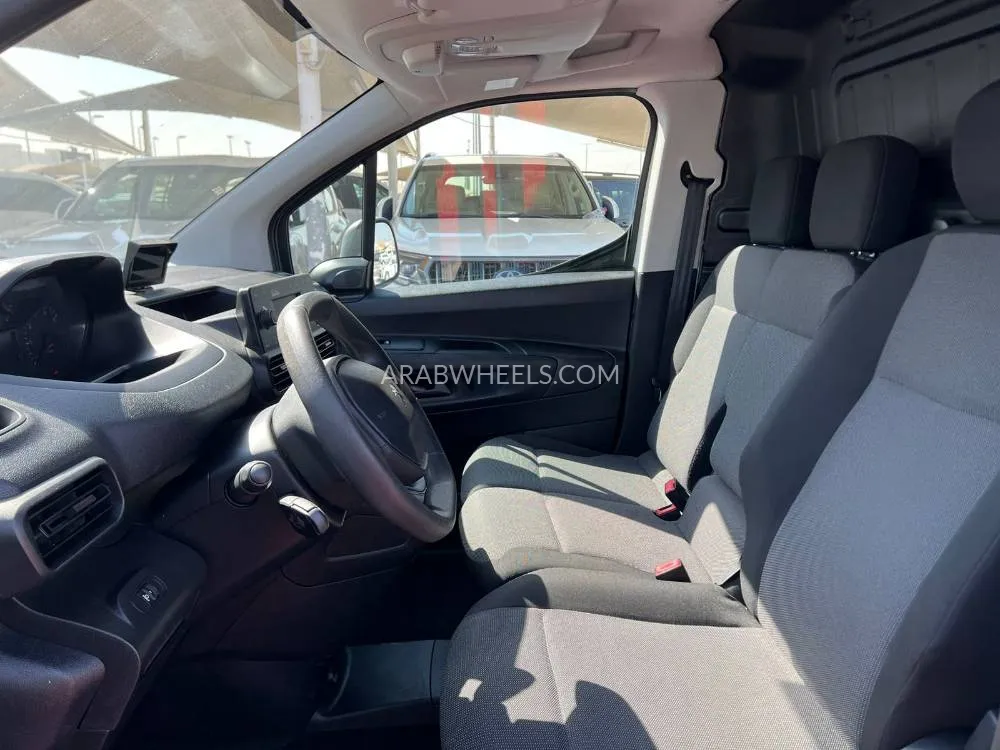 Peugeot Partner 2022 for Sale in Sharjah Image-11