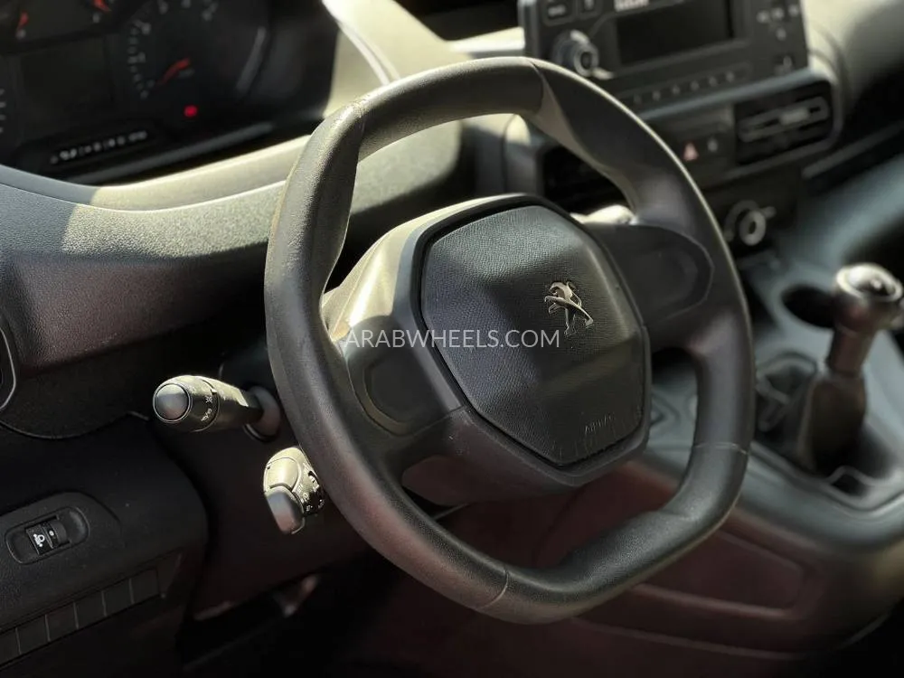 Peugeot Partner 2022 for Sale in Sharjah Image-16