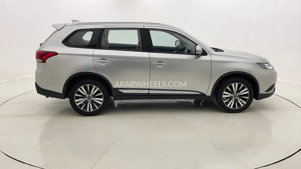 Mitsubishi Outlander 2022 for Sale in Dubai Image-2